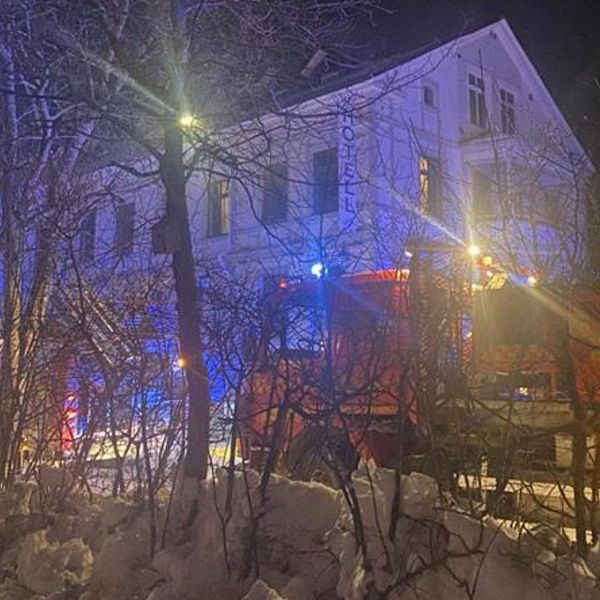 Räddningsfordon utanför hotell Amber i Luleå.
