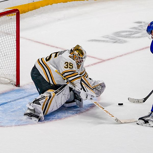 New York Islanders center Bo Horvat försöker överlista Boston Bruins målvakt Linus Ullmark under straffarna.