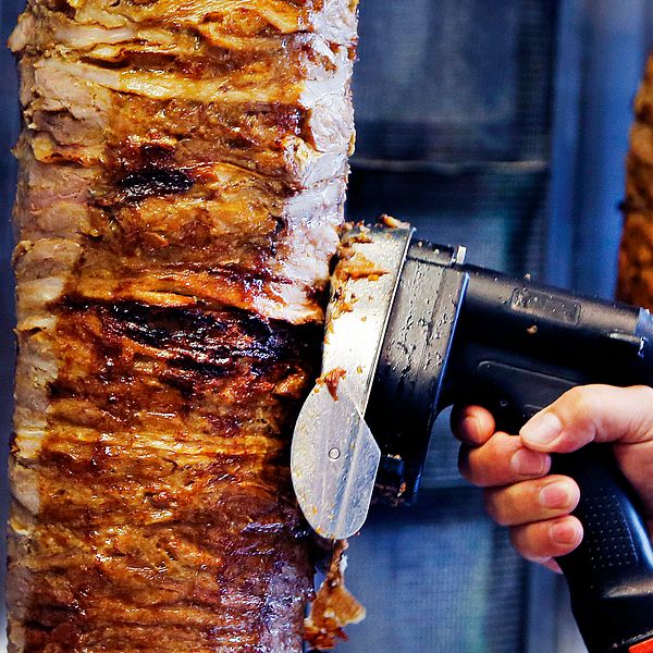Kebab som skärs upp i en restaurang.