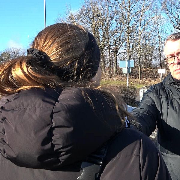 reporter intervjuar anonym boende i stadsdelen Klockaretorpet