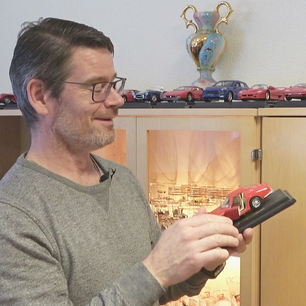 Det avhoppande kommunalrådet i Arvidsjaur, Lasse Forsgren (S) med sina  leksaksbilar..
