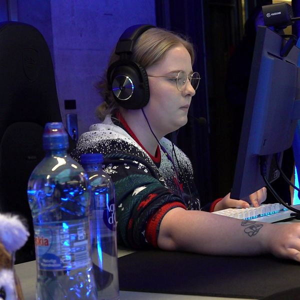 Två kvinnor gejmar sitter framför dator.