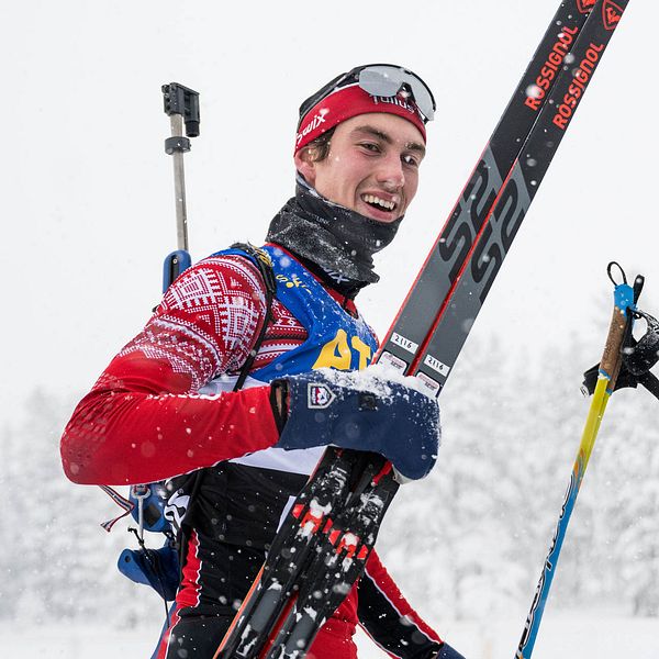 Anton Ivarsson, Tullus Skyttegille, jublar Estlands Karl Ramnses Tiislär tävlar i herrarnas SM i kortdistans över 15 km under Sverigepremiären i skidskytte den 11 november 2023 i Idre.