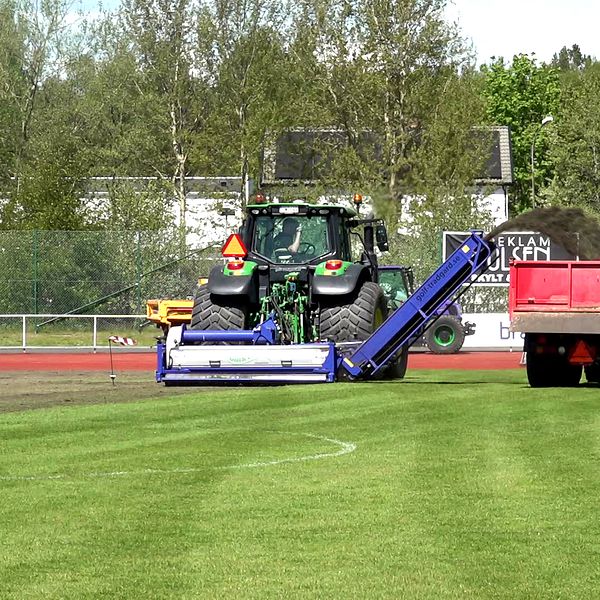 Traktorer på fotbollsplan