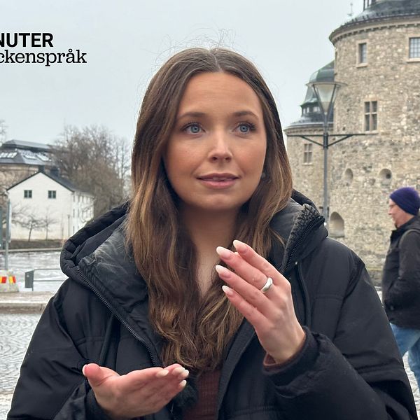 Mindie Norrie står framför Örebro slott.