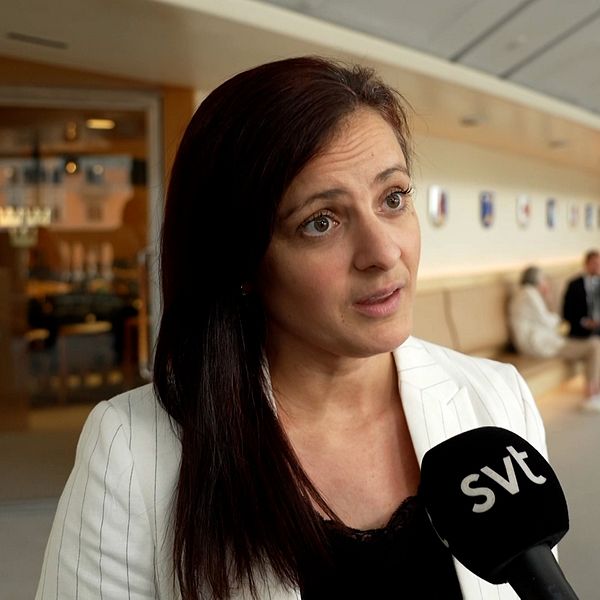 Sara Gille intervjuas av SVT om SD:s förslag om slöjförbud