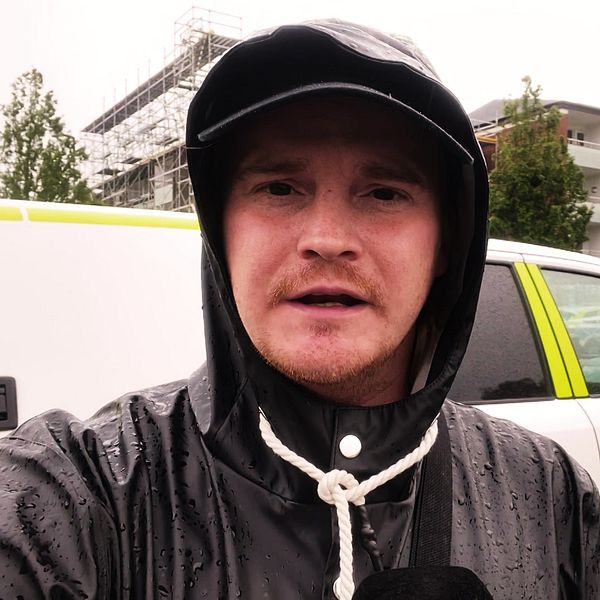 Reporter Casper Sewerin framför avspärrning.