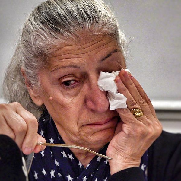 Ghriba Shabo. Mamma till Sargonia Dankha. Torkar tårar med en pappersservett.
