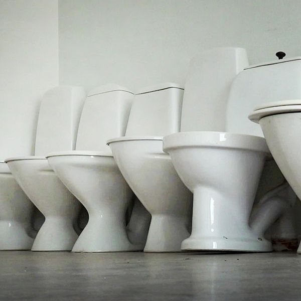 toalettstolar på rad en del av den inredning som säljs när Hällefors kommunala bostadsbolag BOAB nu river fastigheter