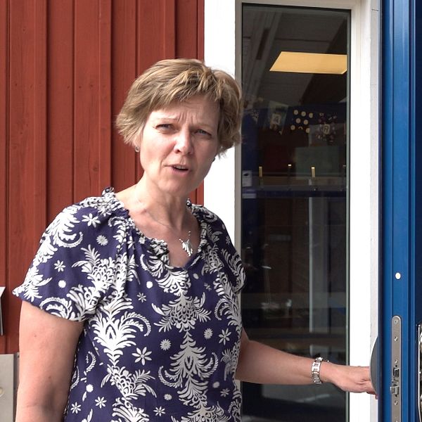 Kvinna står fram för en dörr på skola i Älmhult