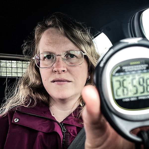 Skyddsombudet Johanna Håkans håller upp ett tidtagarur som visar att hemtjänsten i Mora inte hinner i tid mellan brukarna.