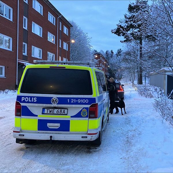 Polisbil på en snöig väg.