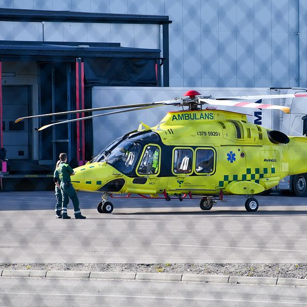 En ambulanshelikopter utanför Dafgårds fabrik i Götene kommun.