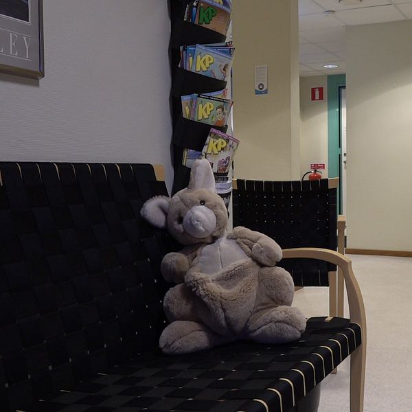 Väntrum barn- och ungdomspsykiatrin. Soffa med gosedjur. Leksaker