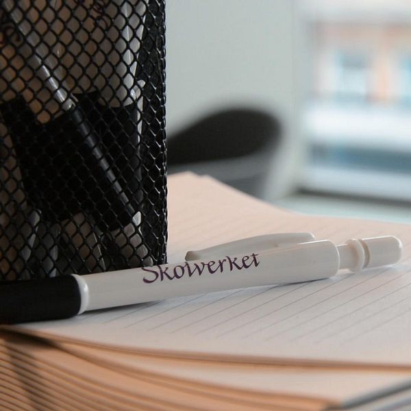 Bild på en penna med texten ”skolverket”.