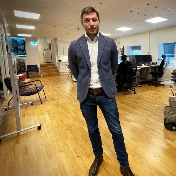 Medelålders man iklädd kavaj i kontorslandskap.