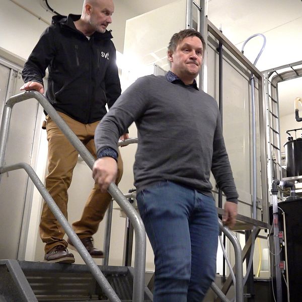 Patrik johansson och SVT:s reporter går nedför en trappa i vattenverket.