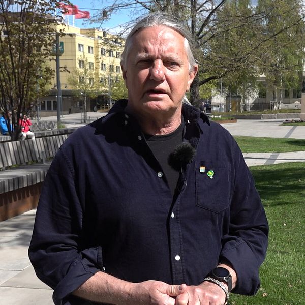 Profilbild på Lothar Bellgardt som står i en park.