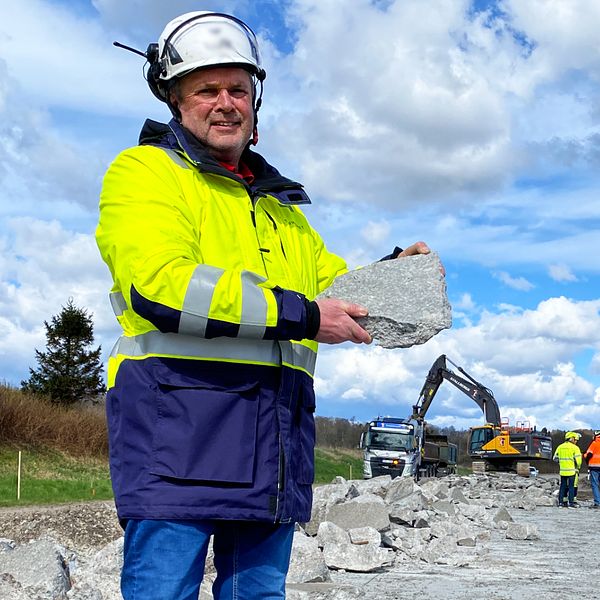 Man som står på motorvägsbygge utanför Getinge i Halland.