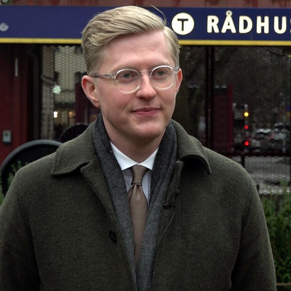 Trafikregionrådet Anton Fendert (MP) framför tunnelbaneentrén vid Rådhuset.