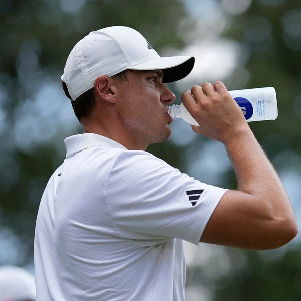 Ludvig Åberg dricker vatten under PGA-mästerskapet.