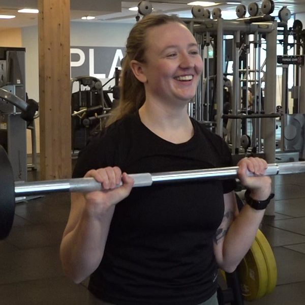 Tjej som tränar på gymmet i början av året