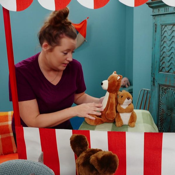 Alicia leker med nalle