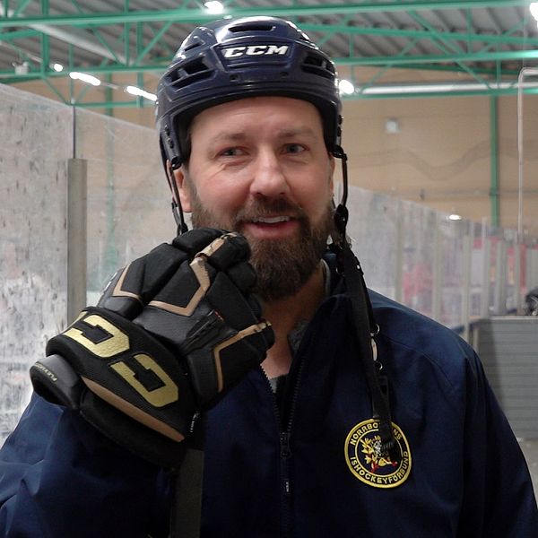 Per Ledin från Sunderby SK står iklädd hockeyutrustning i en ishall.