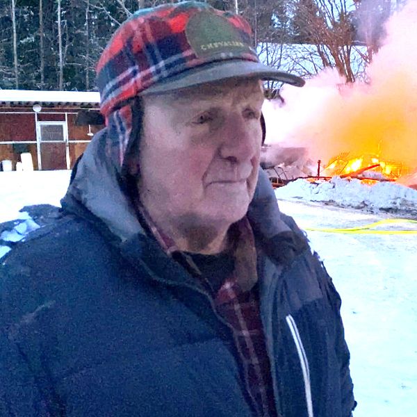 Janne Sellén, stallägare framför sitt stall i Huli där en brand inträffat och där två hästar brunnit inne