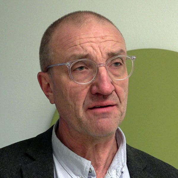 Regiondirektören Peter Bäckstrand i en intervjusituation framför en vägg.