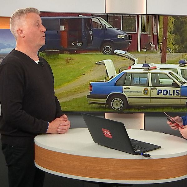 SVT:s reporter intervjuas i studion.