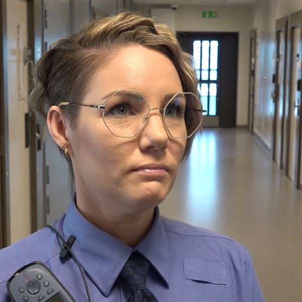 Kriminalvårdsinspektören Therese Murstam intervjuas i den nya anstaltsbyggnaden.