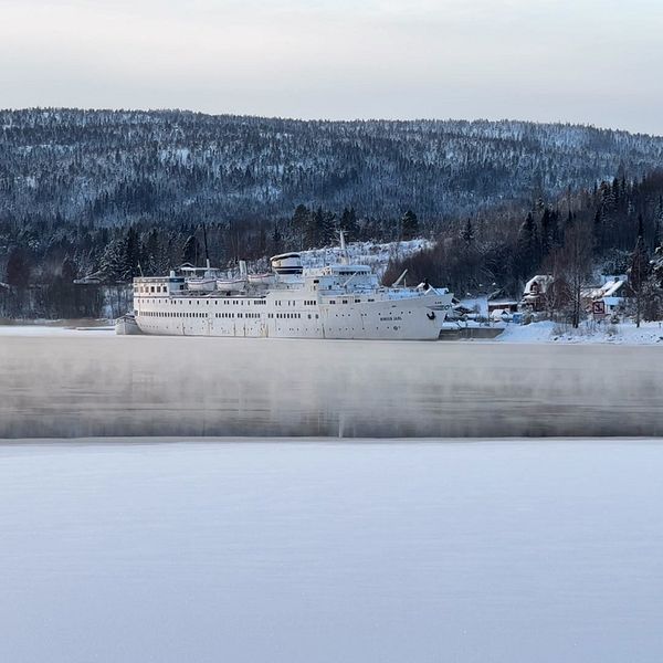 Båten Baltic Star ligger förtöjd vid kajen i Lunde. Det ligger is på vattnet.