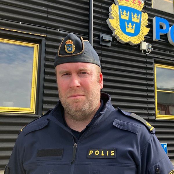 Kristian Nilsson kommunpolis framför polishuset i Laholm