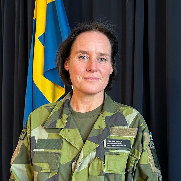 Kvinna i militäruniform.