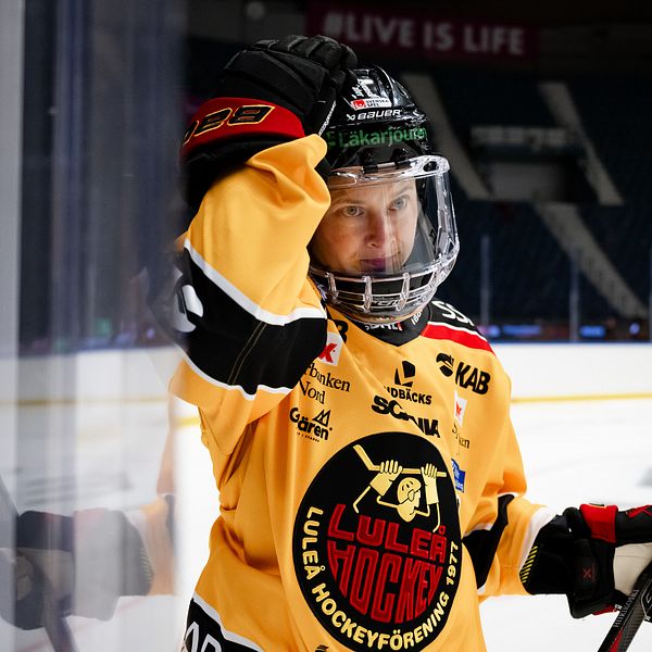 Luleås lagkapten Jenni Hiirikoski sätter avgörande straffen mot Modo