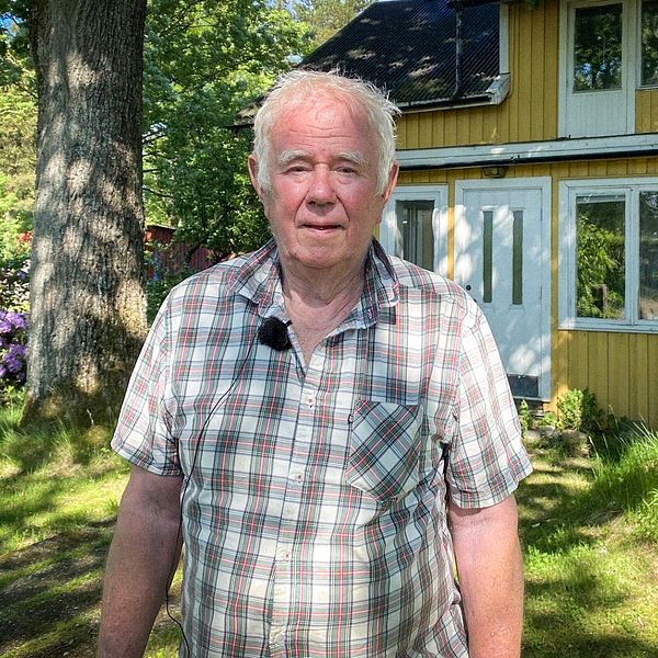 Göte står framför sitt hus i Värmlandsbro.