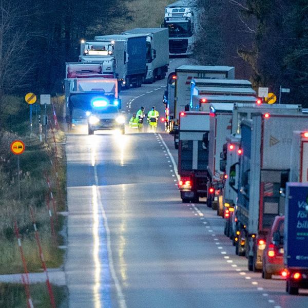 Kö på landsväg 650 där en personbil och en buss krockat.