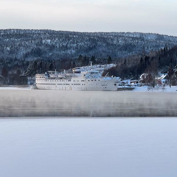 Fartyget M/S Baltic star ligger i hamnen i Lunde med Ångermanälven i förgrunden.