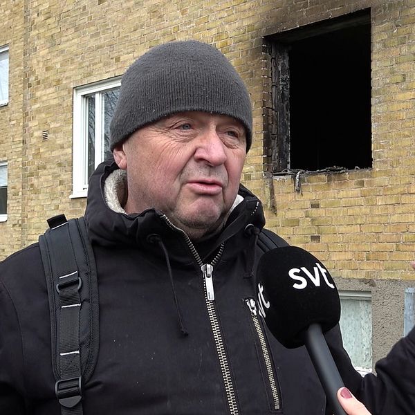 Man visar lägenhet som brunnit