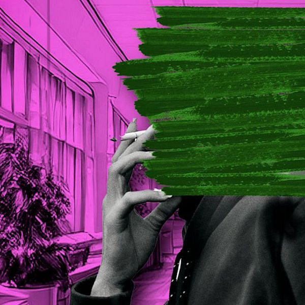 En kreativ bild som visar en person med suddig ansiktsdetalj, där huvudet är dolt av ett grönt överstrykning. Bakgrunden är en rosa färg med en skolmiljö, inklusive skåp och växter i rummet. Bilden använder kontrasterande färger för att skapa en stark visuell effekt.