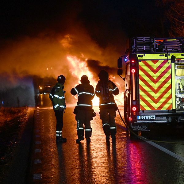 Räddningstjänsten släcker bilbrand