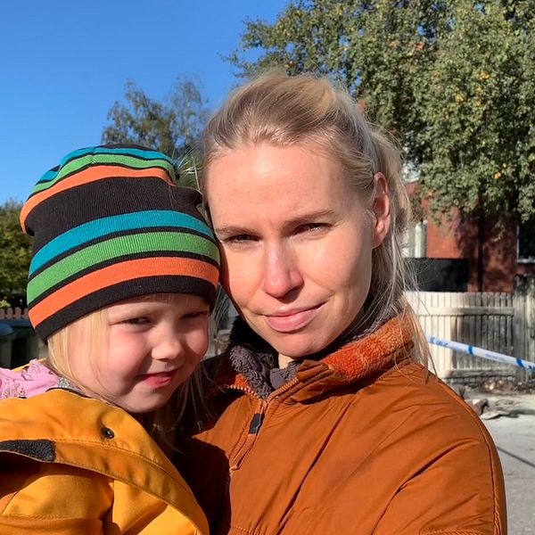 En kvinna med bäbis på armen
