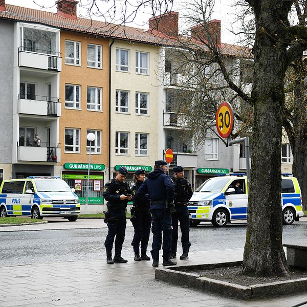 Polis är på plats under lördagens manifestation i Gubbängen.
