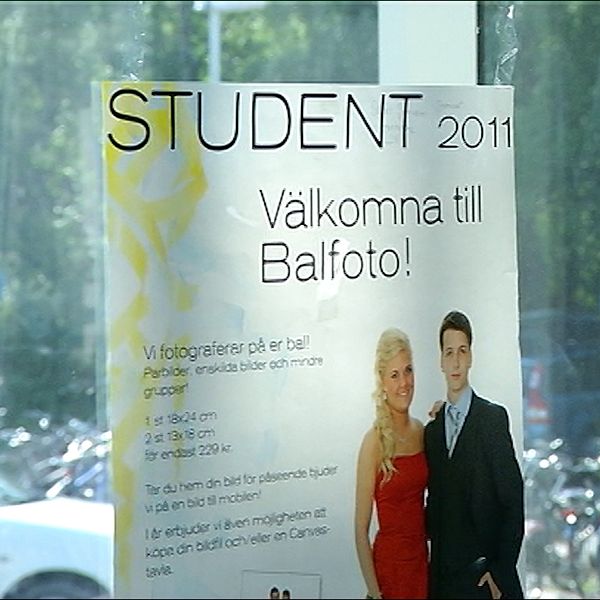 en affisch med inbjudan till balfoto för studentbalen 2011