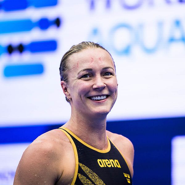 Simmaren Sarah Sjöström ler.
