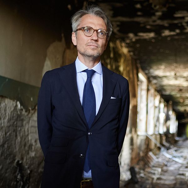Tobias Thyberg när han var ambassadör i Ukraina. Här vid ett besök i en sönderbombad skola i byn Velyka Dymerka öster om Kiev. Arkivbild.