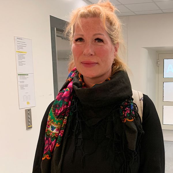 Studenten Maria Holmquist står i en korridor på Falu lasarett