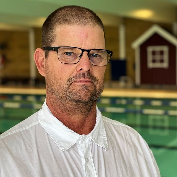 Person vid bassängen i Laholms nyrenoverade badhus inför invigningen på lördag.