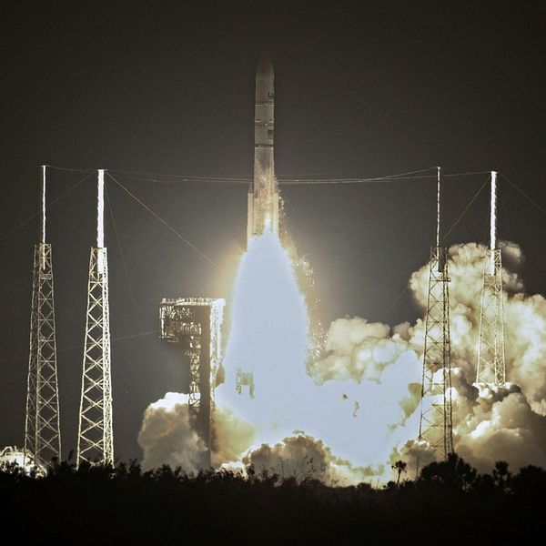 Bild från Nasas webbsändning då Vulcan-raketen lyfter från Cape Canaveral i Florida, natten till måndagen lokal tid.